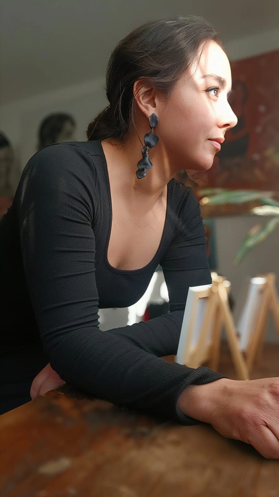 Paola Hernández en su estudio, luz natural